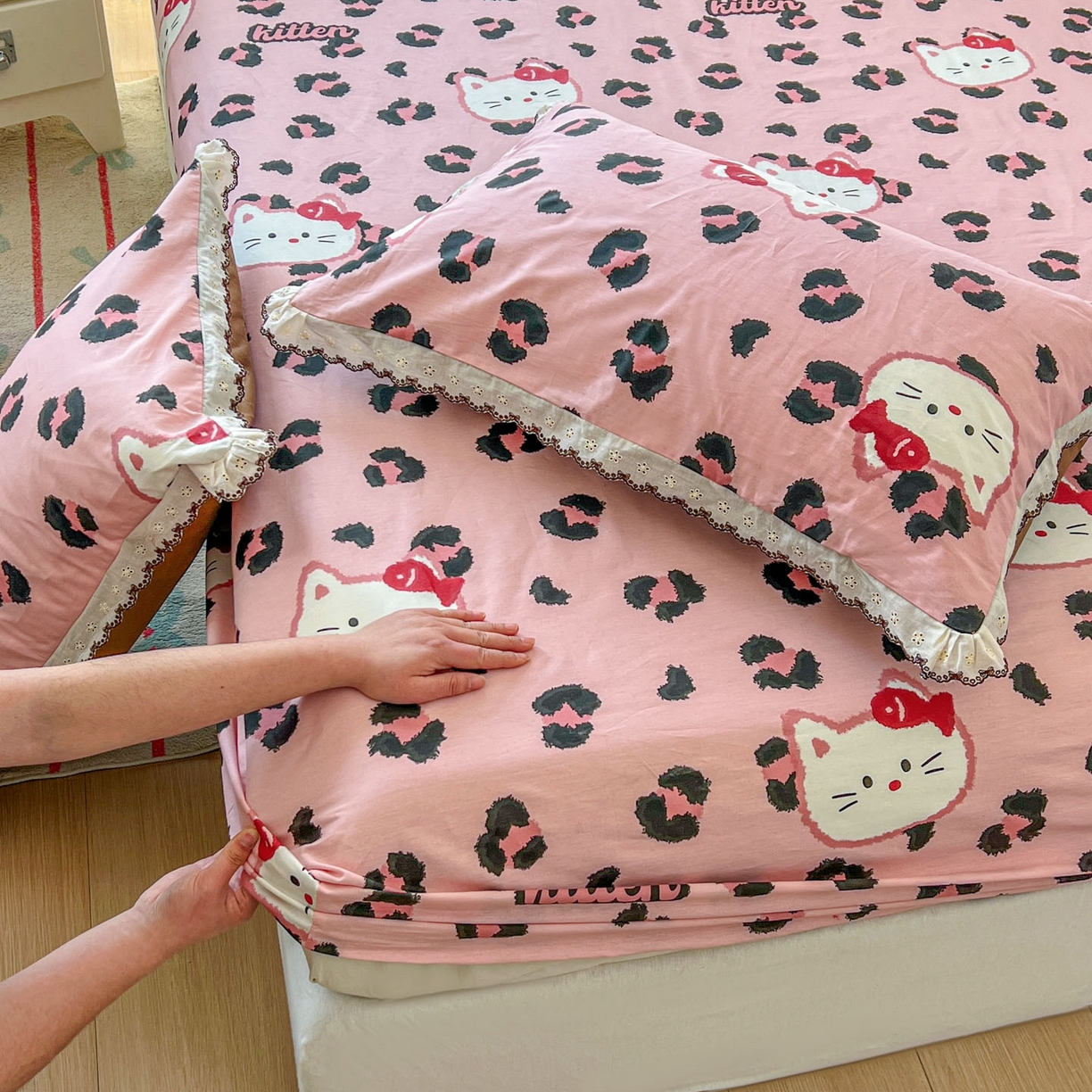 希诺家居 2026新款费尔岛风全棉小清新单品床单床笠三件套 千禧喵-粉