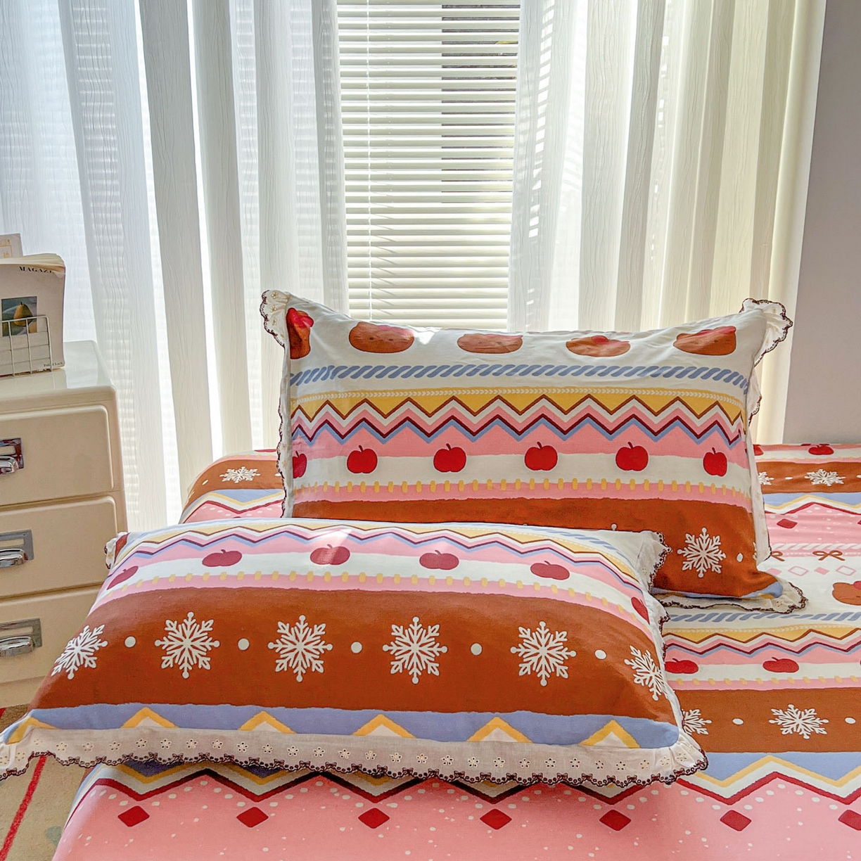 91家纺网 家纺一手货源 找家纺 希诺家居 2026新款费尔岛风全棉小清新单品床单床笠三件套 秘境苹果猫