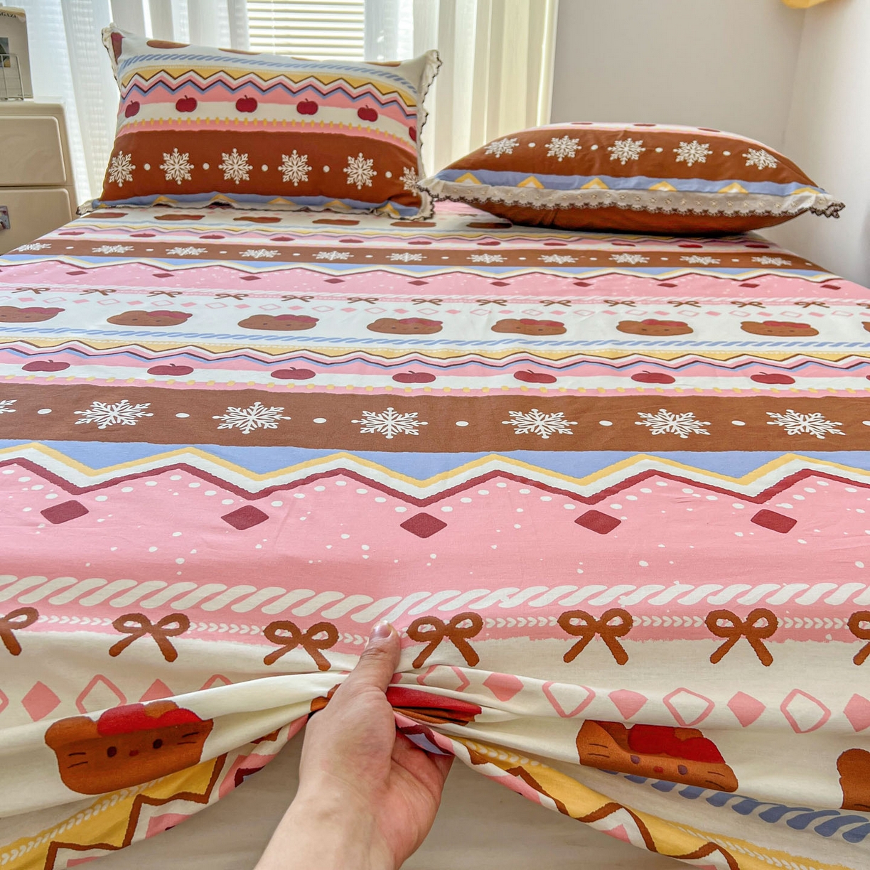 91家纺网 家纺一手货源 找家纺 希诺家居 2026新款费尔岛风全棉小清新单品床单床笠三件套 秘境苹果猫