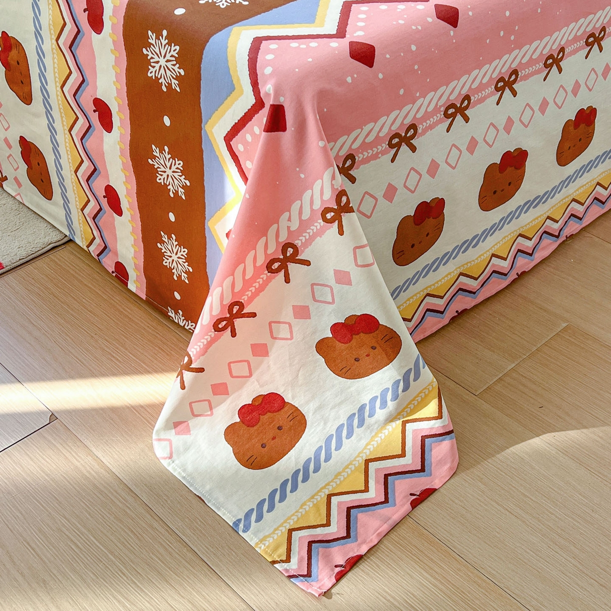 91家纺网 家纺一手货源 找家纺 希诺家居 2026新款费尔岛风全棉小清新单品床单床笠三件套 秘境苹果猫