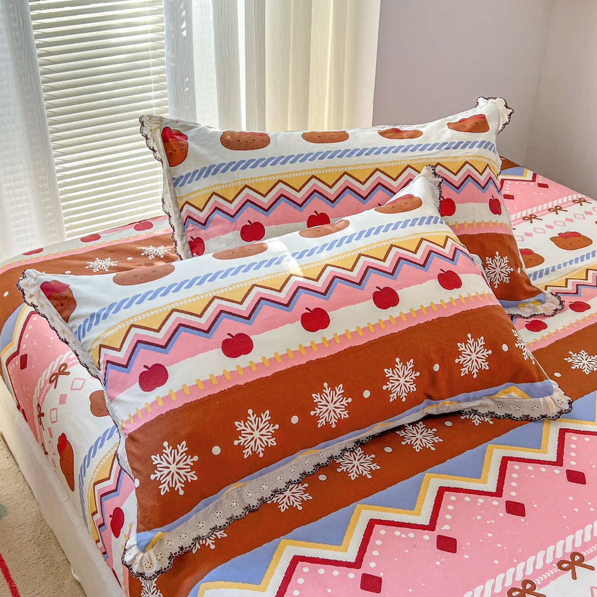 91家纺网 家纺一手货源 找家纺 希诺家居 2026新款费尔岛风全棉小清新单品床单床笠三件套 秘境苹果猫