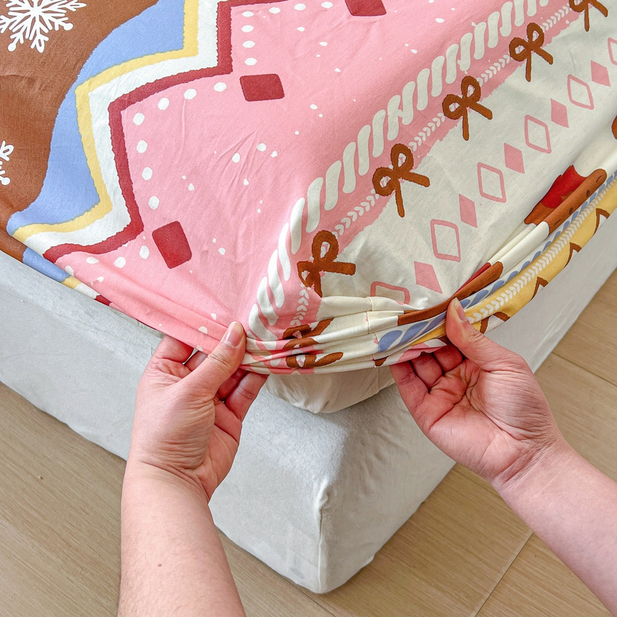 91家纺网 家纺一手货源 找家纺 希诺家居 2026新款费尔岛风全棉小清新单品床单床笠三件套 秘境苹果猫