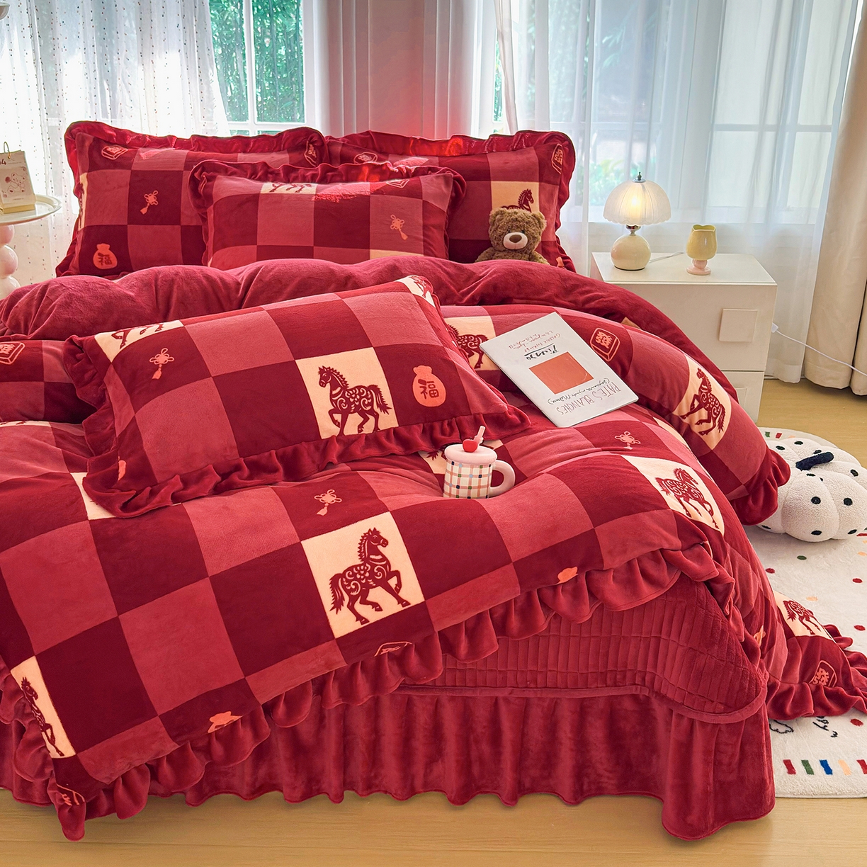 91家纺网 家纺一手货源 找家纺 铠畅家纺 2026新款花边款牛奶绒床盖四件套床褥 炕垫四件套 花边款-新年小马