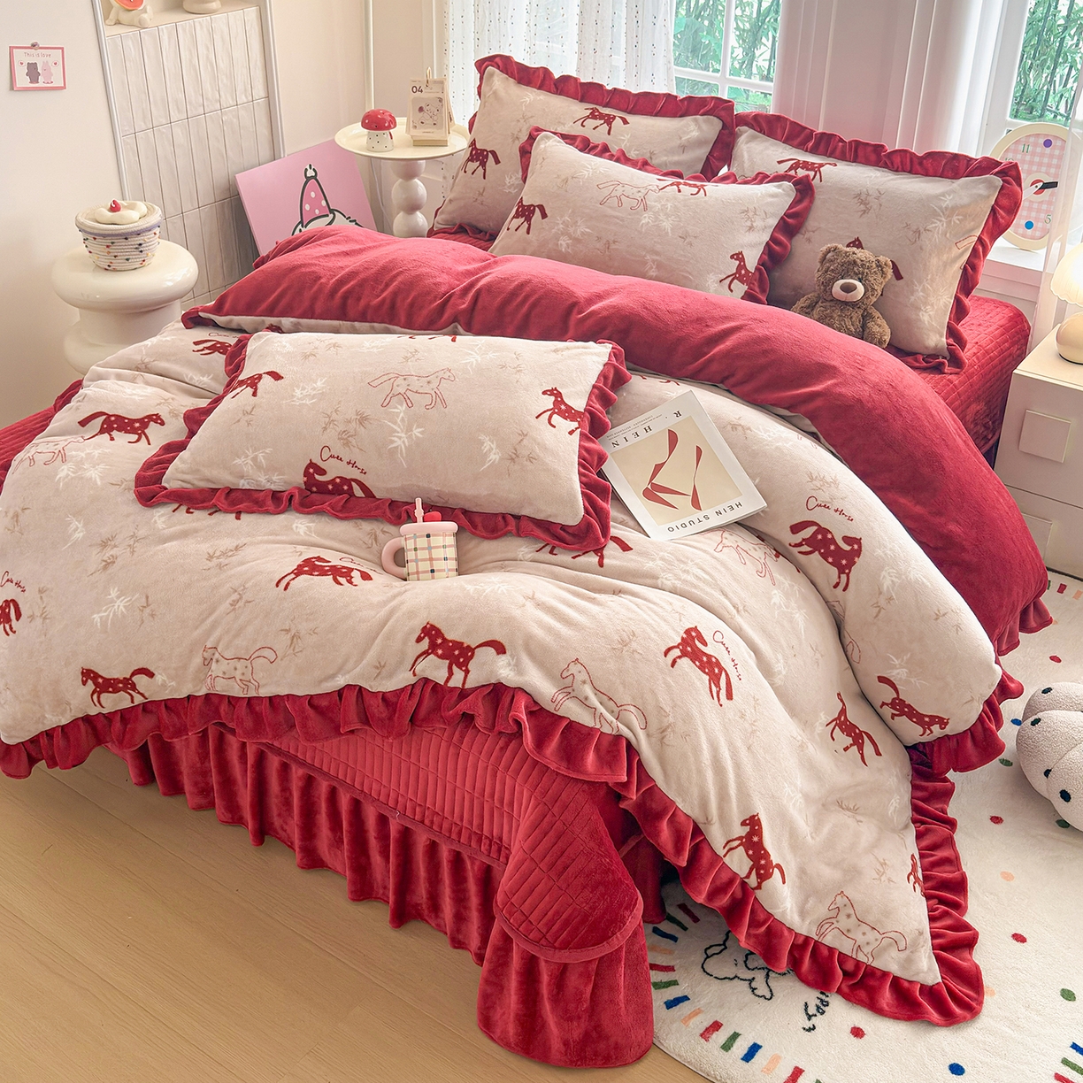 91家纺网 家纺一手货源 找家纺 铠畅家纺 2026新款花边款牛奶绒床盖四件套床褥 炕垫四件套 花边款-经典小马