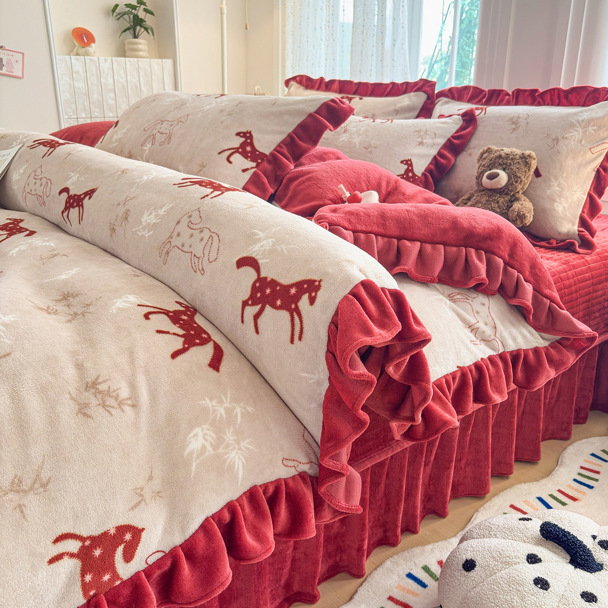 91家纺网 家纺一手货源 找家纺 铠畅家纺 2026新款花边款牛奶绒床盖四件套床褥 炕垫四件套 花边款-经典小马