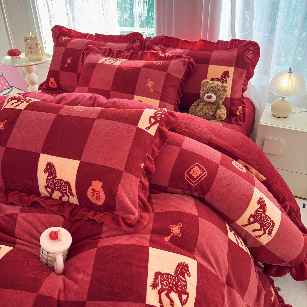 91家纺网 家纺一手货源 找家纺 铠畅家纺 2026新款花边款牛奶绒床盖四件套床褥 炕垫四件套 花边款-新年小马