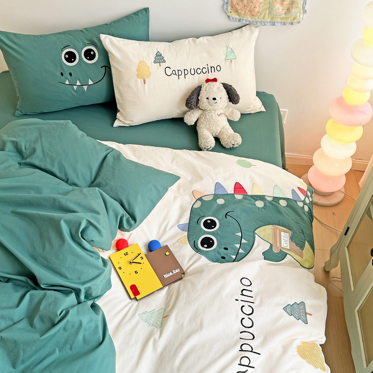 91家纺网 家纺一手货源 找家纺 暖意家纺 2026新款全棉A类60支水洗棉贴布绣三四件套 可爱恐龙