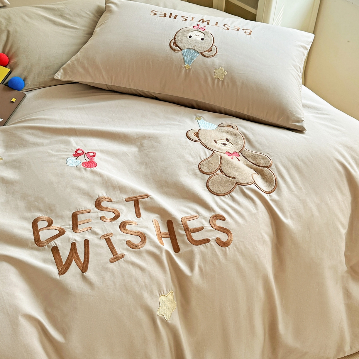 91家纺网 家纺一手货源 找家纺 暖意家纺 2026新款全棉A类60支水洗棉贴布绣三四件套 萌萌熊