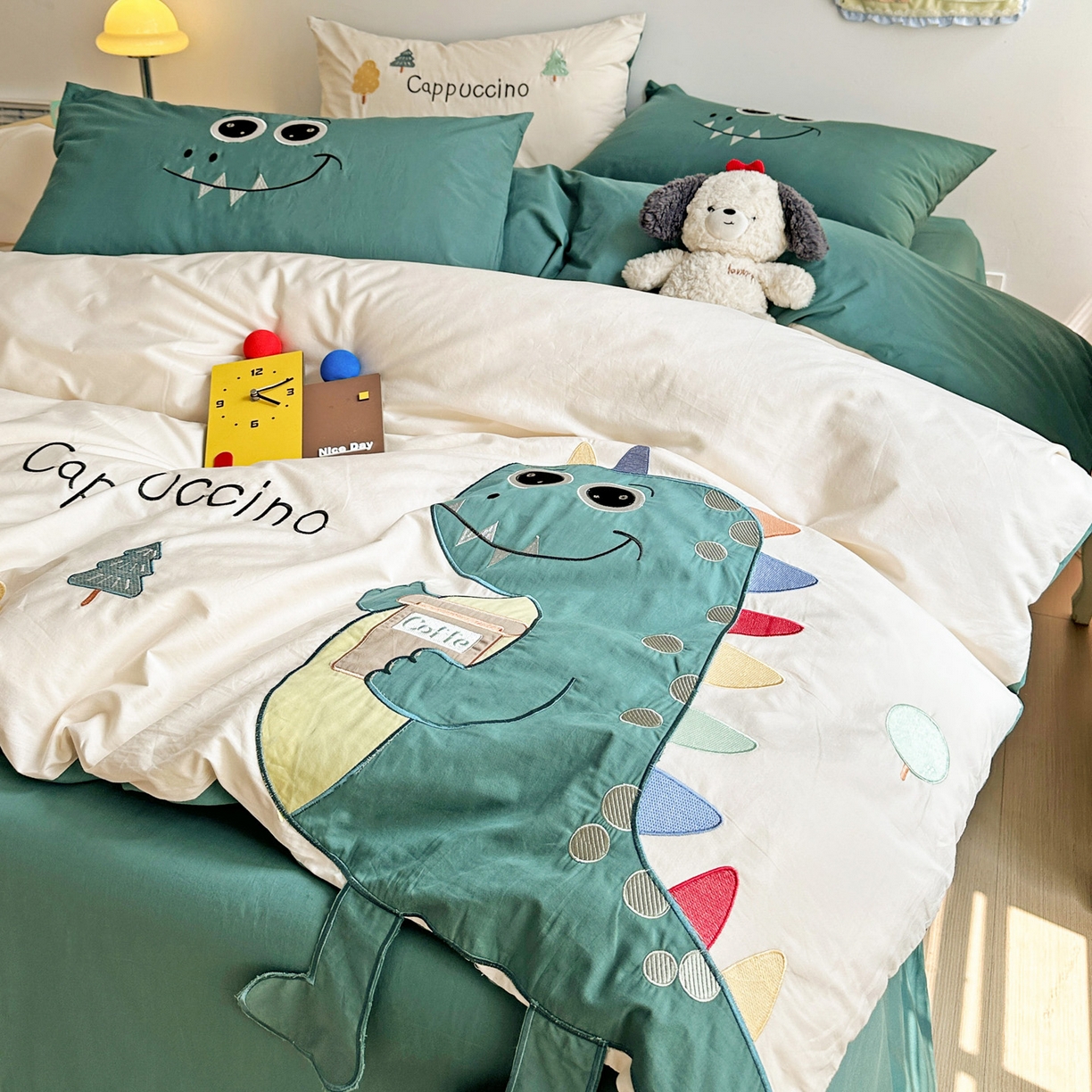 91家纺网 家纺一手货源 找家纺 暖意家纺 2026新款全棉A类60支水洗棉贴布绣三四件套 可爱恐龙