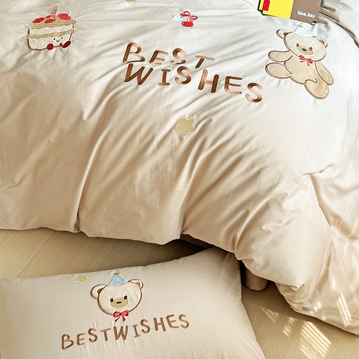 91家纺网 家纺一手货源 找家纺 暖意家纺 2026新款全棉A类60支水洗棉贴布绣三四件套 萌萌熊