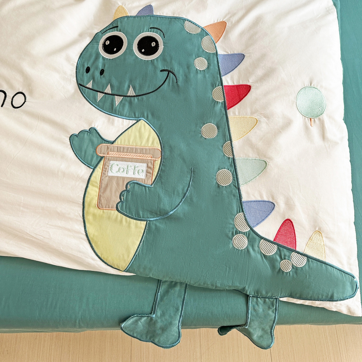 91家纺网 家纺一手货源 找家纺 暖意家纺 2026新款全棉A类60支水洗棉贴布绣三四件套 可爱恐龙