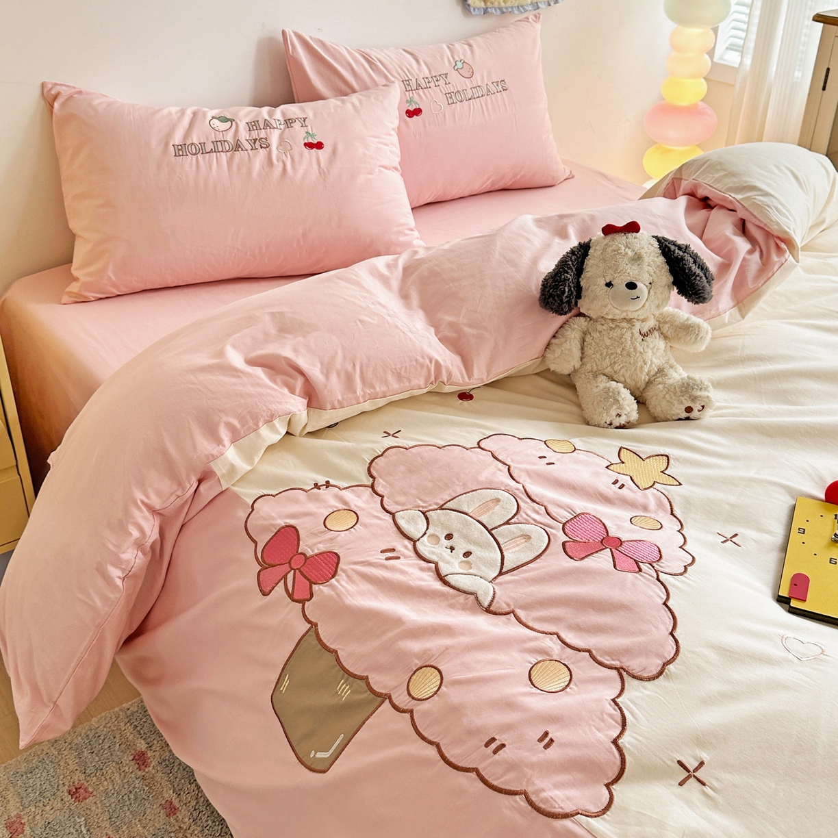 91家纺网 家纺一手货源 找家纺 暖意家纺 2026新款全棉A类60支水洗棉贴布绣三四件套 粉粉兔