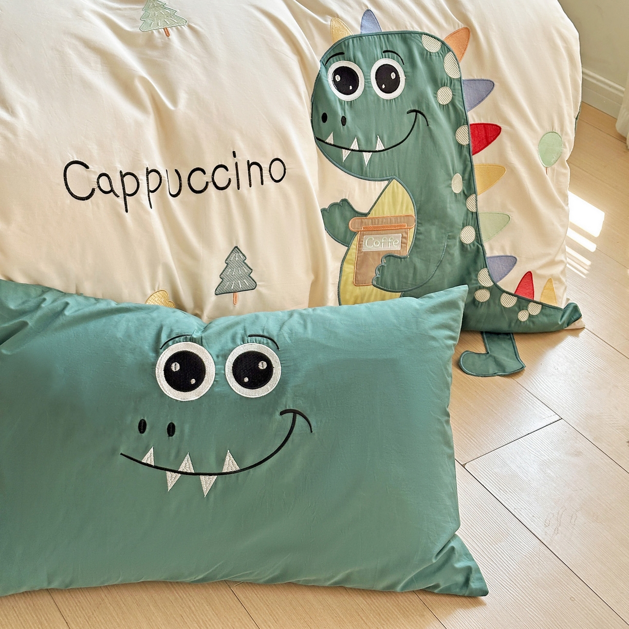 91家纺网 家纺一手货源 找家纺 暖意家纺 2026新款全棉A类60支水洗棉贴布绣三四件套 可爱恐龙