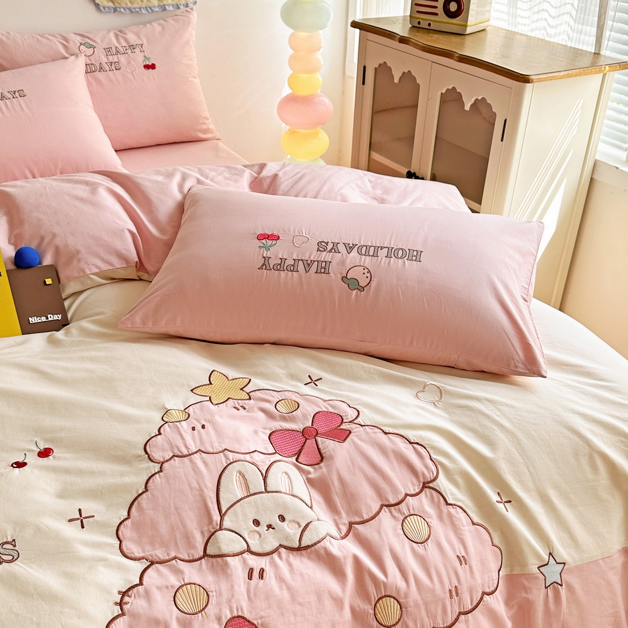 91家纺网 家纺一手货源 找家纺 暖意家纺 2026新款全棉A类60支水洗棉贴布绣三四件套 粉粉兔