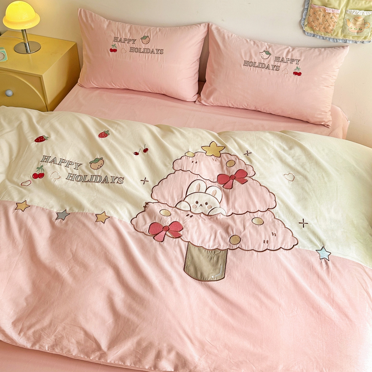 91家纺网 家纺一手货源 找家纺 暖意家纺 2026新款全棉A类60支水洗棉贴布绣三四件套 粉粉兔