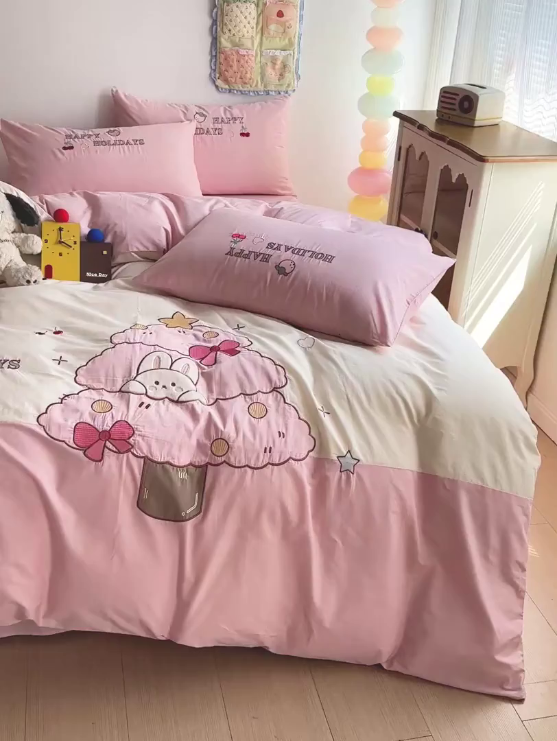 91家纺网 家纺一手货源 找家纺 暖意家纺 2026新款全棉A类60支水洗棉贴布绣三四件套 粉粉兔