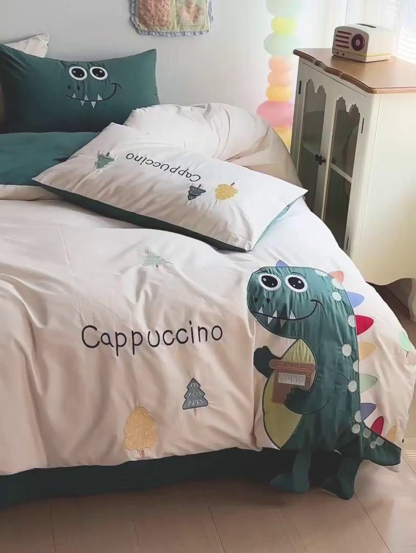 91家纺网 家纺一手货源 找家纺 暖意家纺 2026新款全棉A类60支水洗棉贴布绣三四件套 可爱恐龙