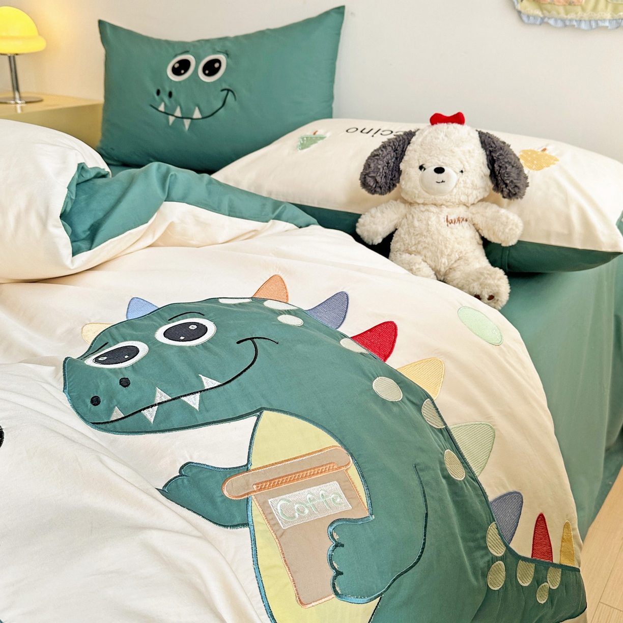 91家纺网 家纺一手货源 找家纺 暖意家纺 2026新款全棉A类60支水洗棉贴布绣三四件套 可爱恐龙