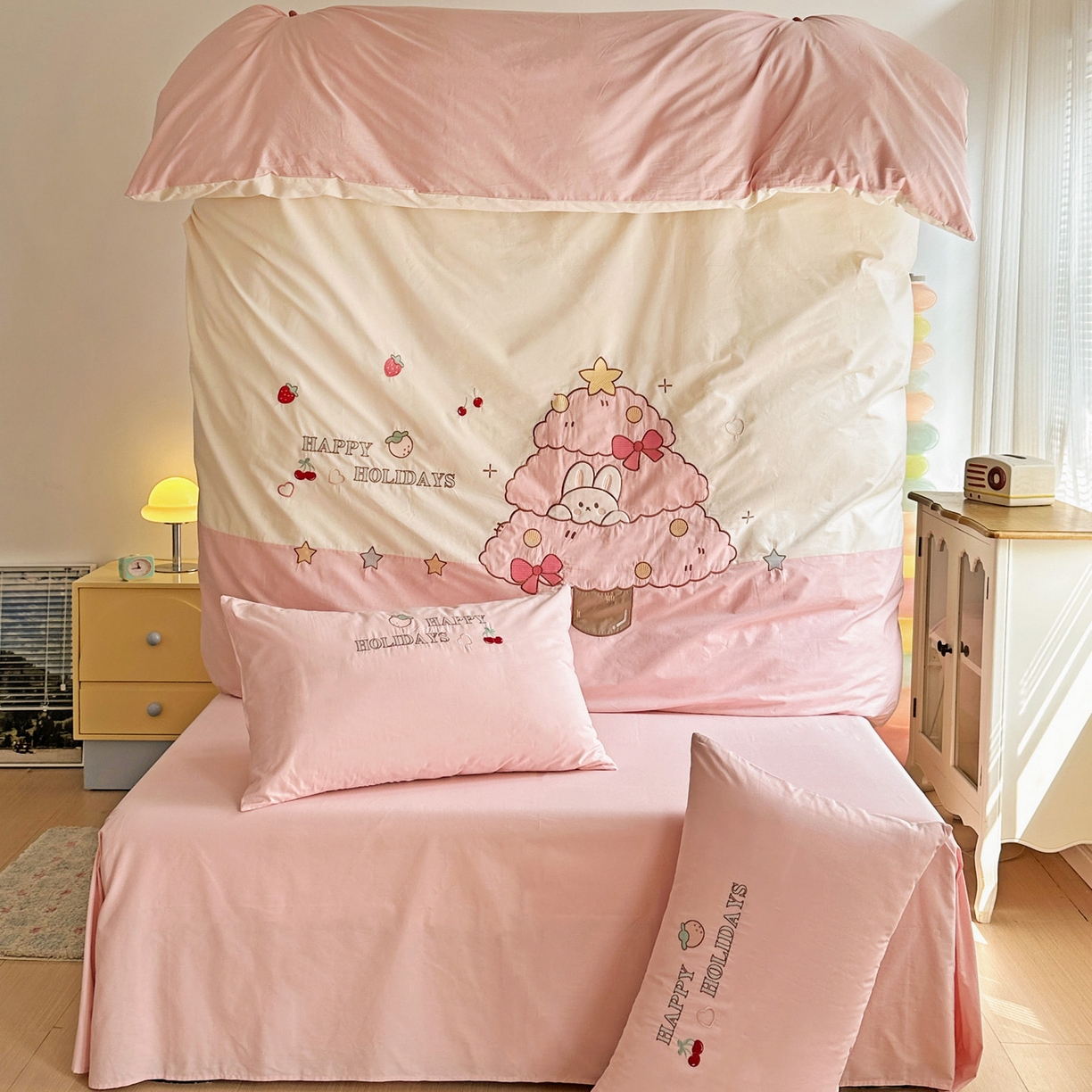 91家纺网 家纺一手货源 找家纺 暖意家纺 2026新款全棉A类60支水洗棉贴布绣三四件套 粉粉兔