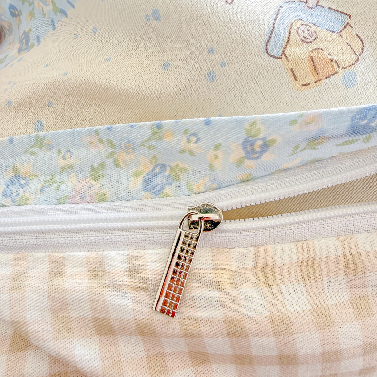 91家纺网 家纺一手货源 找家纺 呗旺鹿 2026新款全棉40支12868田园卡通小清新系列四件套 三小只