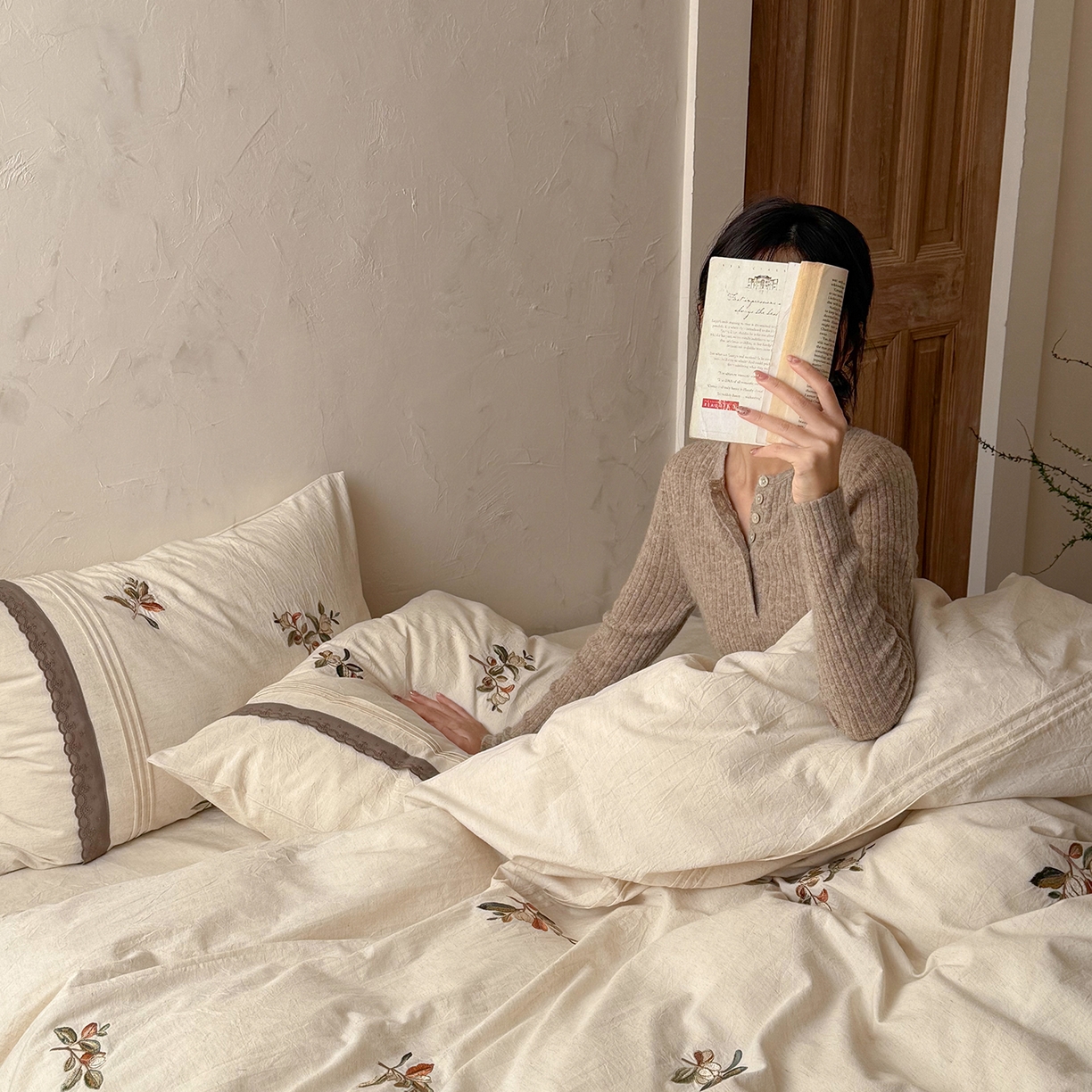 91家纺网 家纺一手货源 找家纺 （总）鹿班家居 2026春季新品色织棉麻精密刺绣系列四件套-秋桉花信（标准会员-20元）