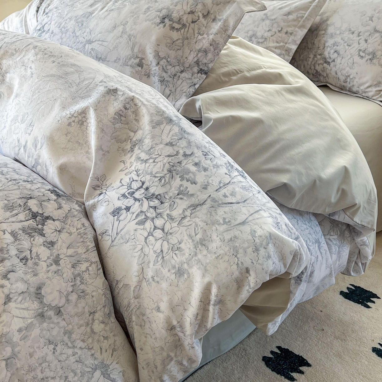 91家纺网 家纺一手货源 找家纺 卧趣家纺 2026新款纯棉花卉系列全棉印花四件套 清珞-灰