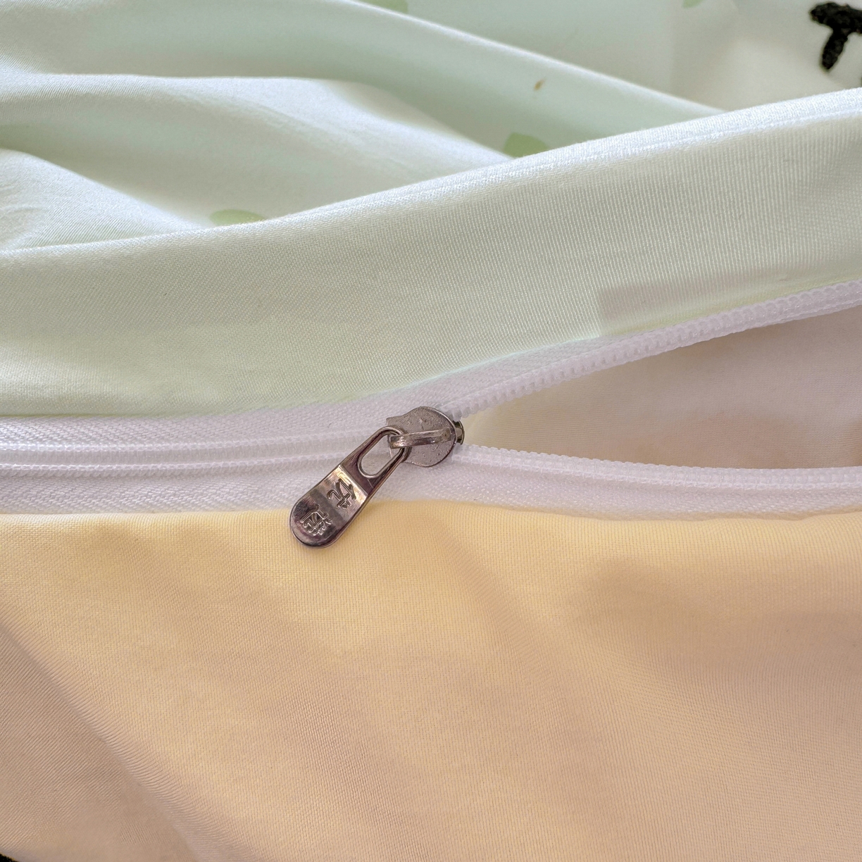 91家纺网 家纺一手货源 找家纺 暖芯优选 2026新款小红书热款混搭风毛巾绣床上用品四件套韩版学生三件套 伙伴狗