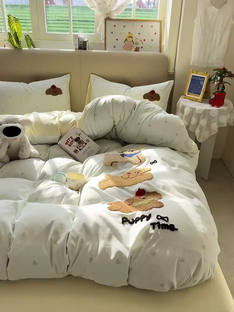 91家纺网 家纺一手货源 找家纺 暖芯优选 2026新款小红书热款混搭风毛巾绣床上用品四件套韩版学生三件套 伙伴狗