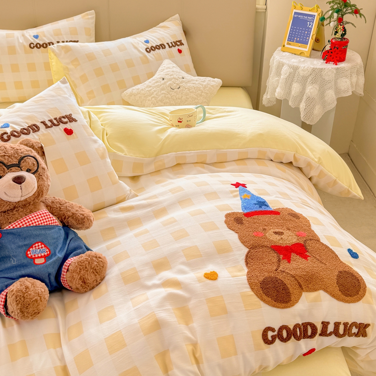 91家纺网 家纺一手货源 找家纺 暖芯优选 2026新款小红书热款混搭风毛巾绣床上用品四件套韩版学生三件套 圣诞熊