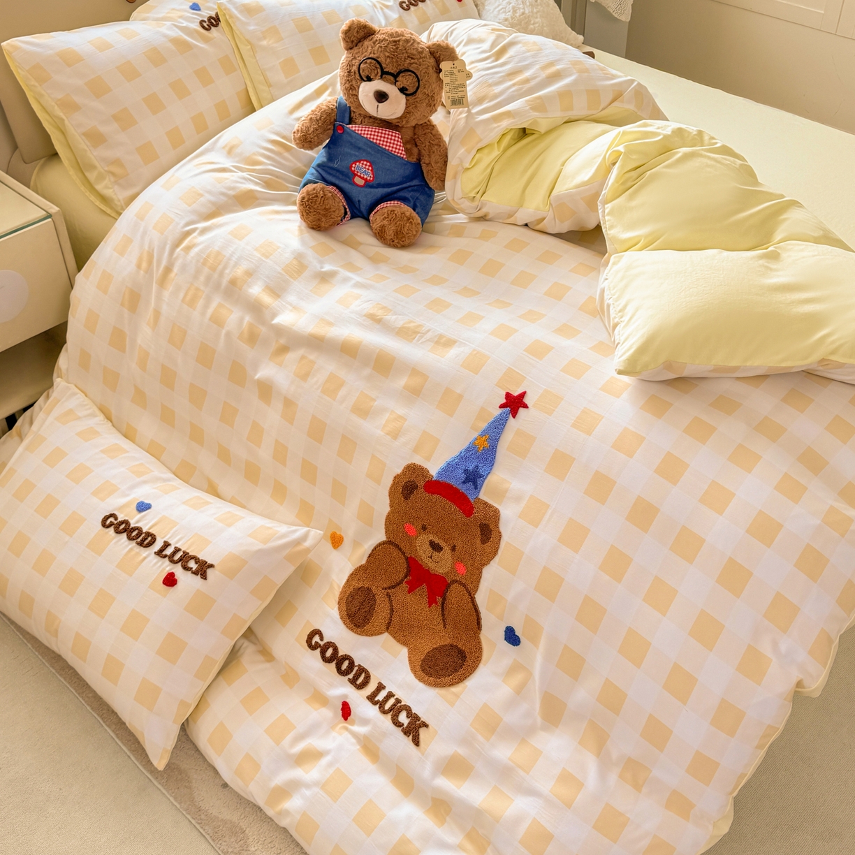 91家纺网 家纺一手货源 找家纺 暖芯优选 2026新款小红书热款混搭风毛巾绣床上用品四件套韩版学生三件套 圣诞熊