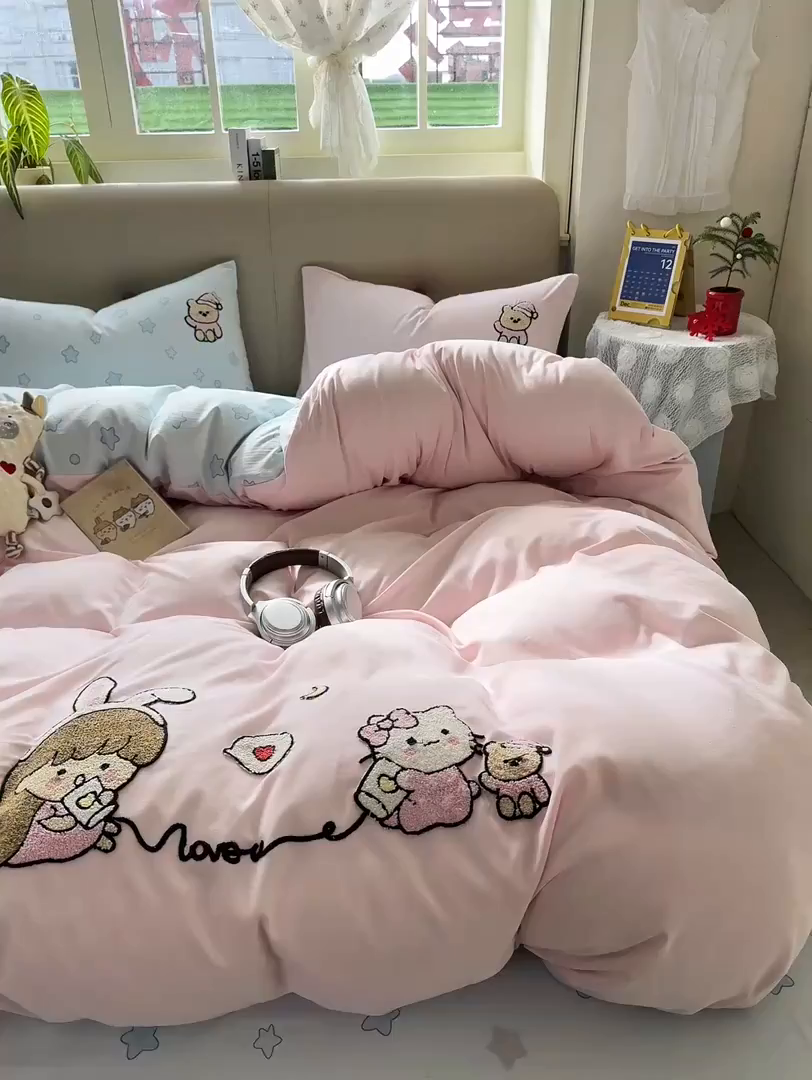 91家纺网 家纺一手货源 找家纺 暖芯优选 2026新款小红书热款混搭风毛巾绣床上用品四件套韩版学生三件套 心动信号