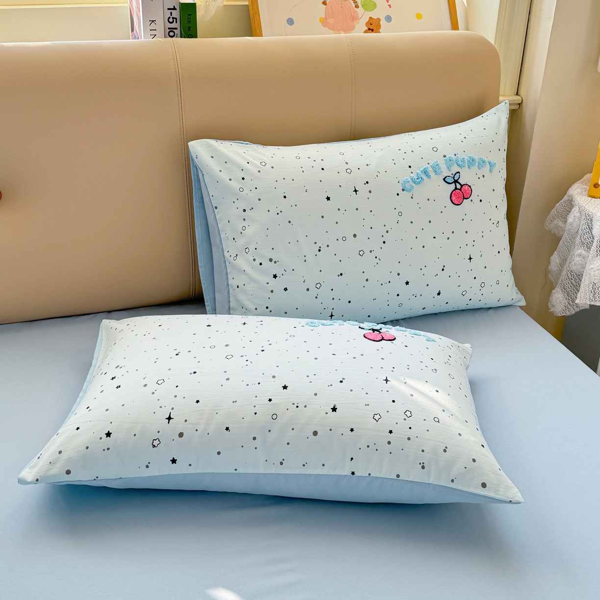 91家纺网 家纺一手货源 找家纺 暖芯优选 2026新款小红书热款混搭风毛巾绣床上用品四件套韩版学生三件套 樱桃小狗