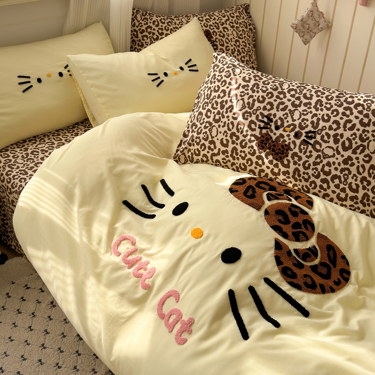 91家纺网 家纺一手货源 找家纺 （总）暖芯优选 2026新款网红热款豹纹kitty毛巾绣床上四件套学生三件套