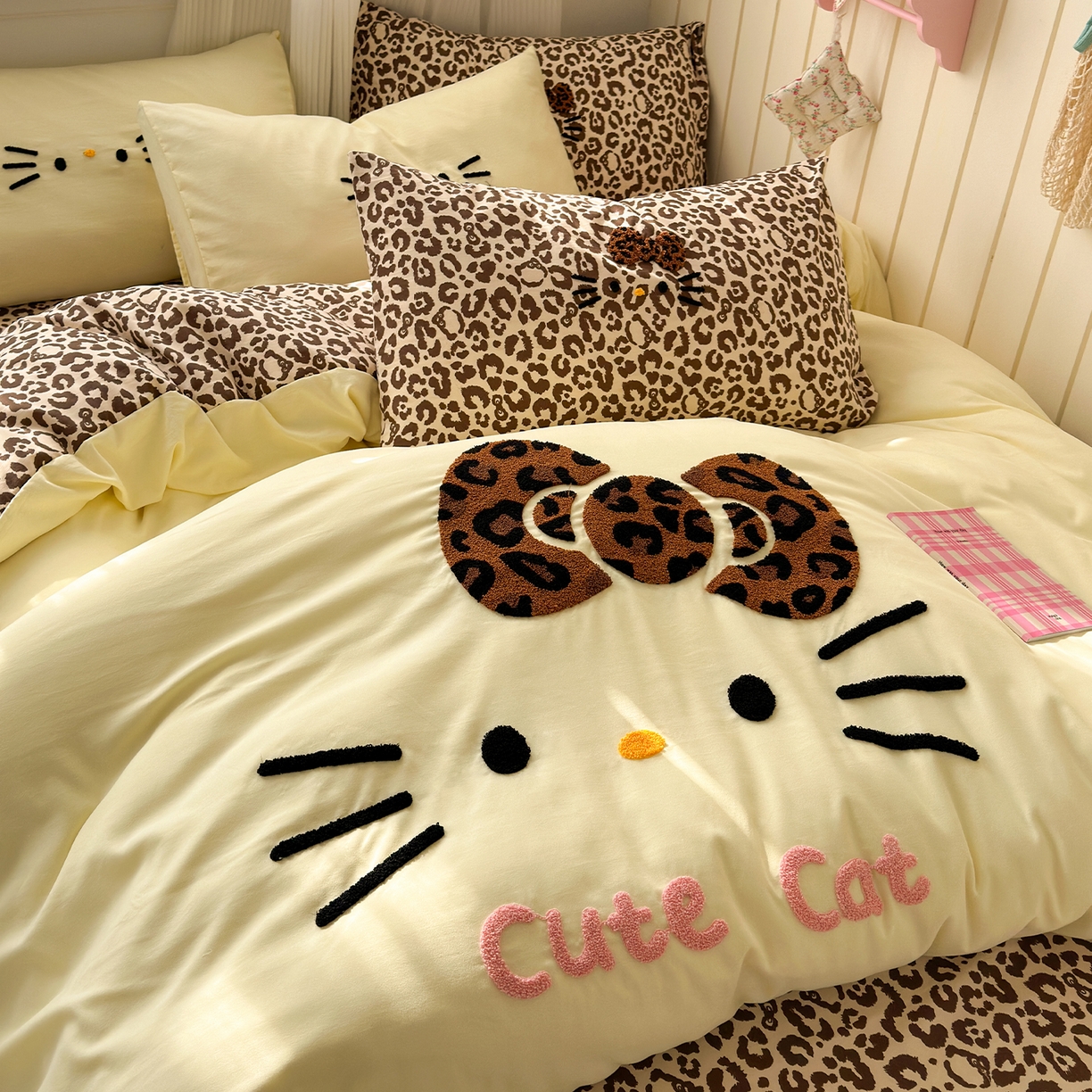 91家纺网 家纺一手货源 找家纺 暖芯优选 2026新款网红热款豹纹kitty毛巾绣床上四件套学生三件套 豹纹kitty-奶黄