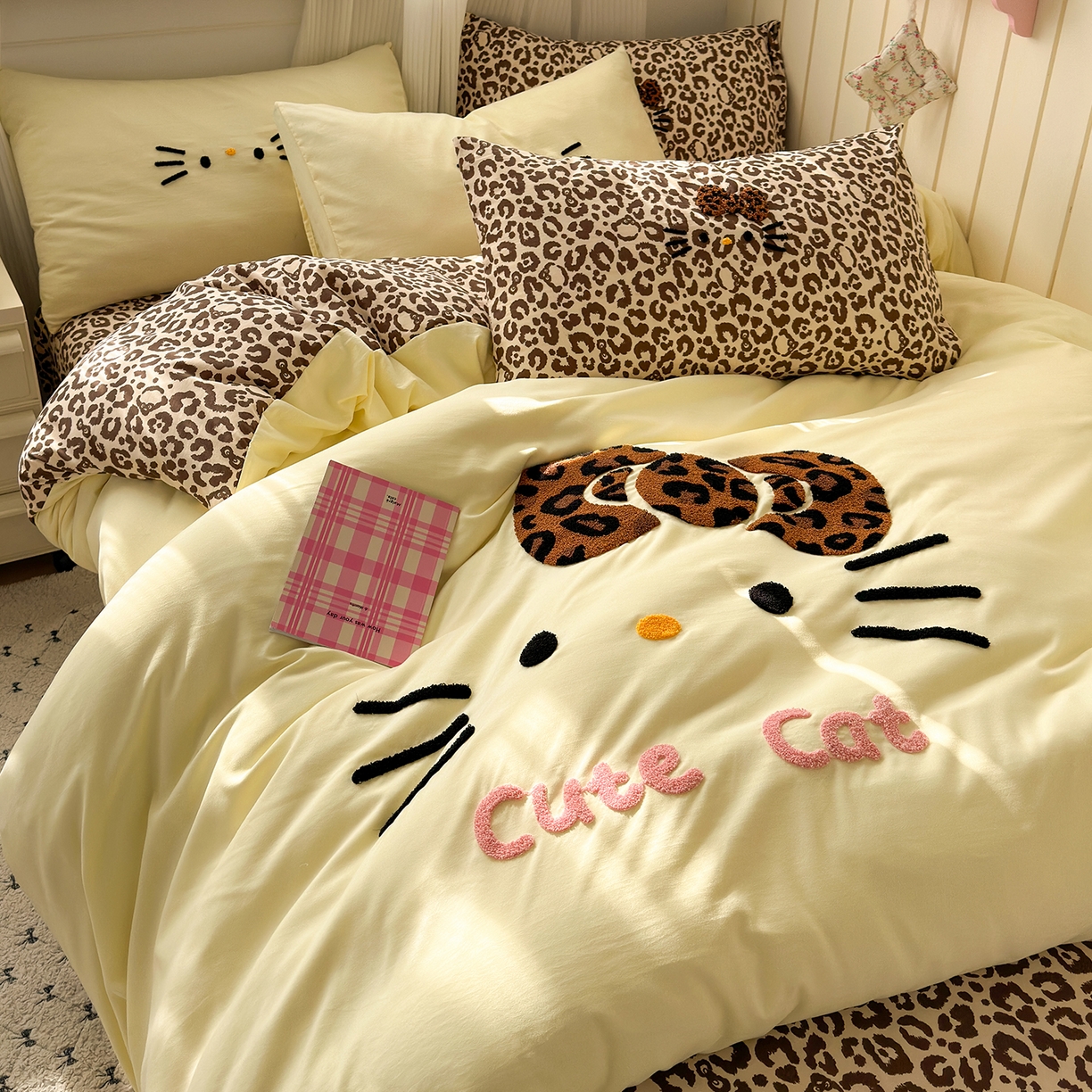 91家纺网 家纺一手货源 找家纺 暖芯优选 2026新款网红热款豹纹kitty毛巾绣床上四件套学生三件套 豹纹kitty-奶黄