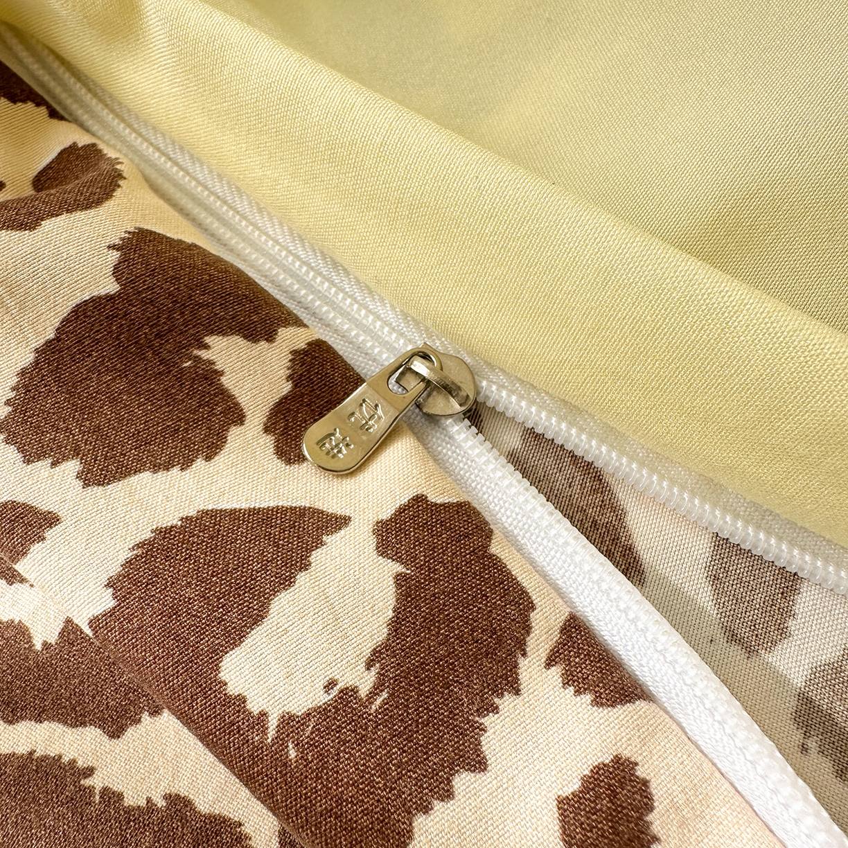 91家纺网 家纺一手货源 找家纺 暖芯优选 2026新款网红热款豹纹kitty毛巾绣床上四件套学生三件套 豹纹kitty-奶黄