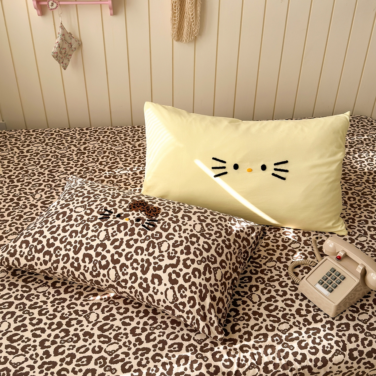 91家纺网 家纺一手货源 找家纺 暖芯优选 2026新款网红热款豹纹kitty毛巾绣床上四件套学生三件套 豹纹kitty-奶黄