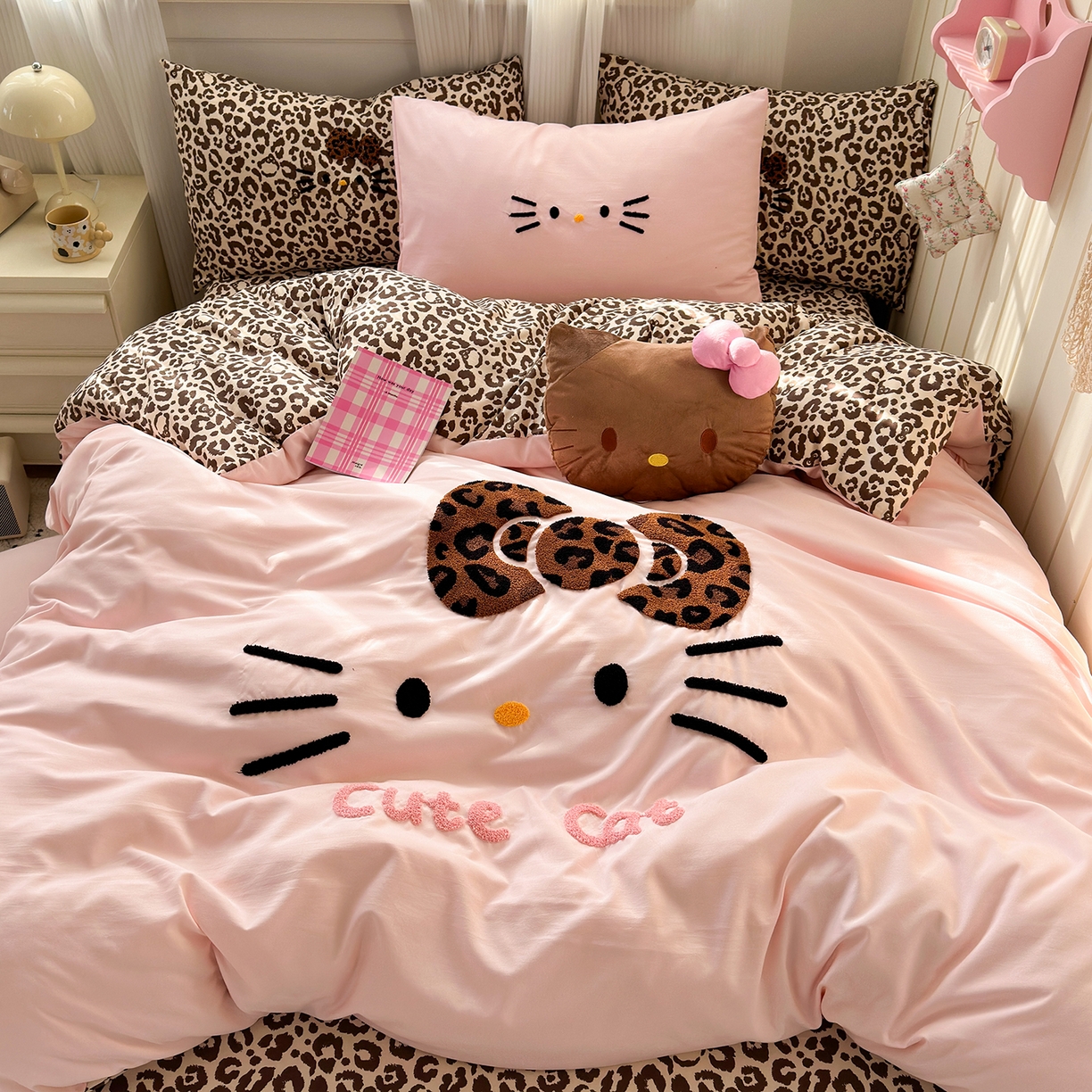 91家纺网 家纺一手货源 找家纺 暖芯优选 2026新款网红热款豹纹kitty毛巾绣床上四件套学生三件套 豹纹kitty-粉