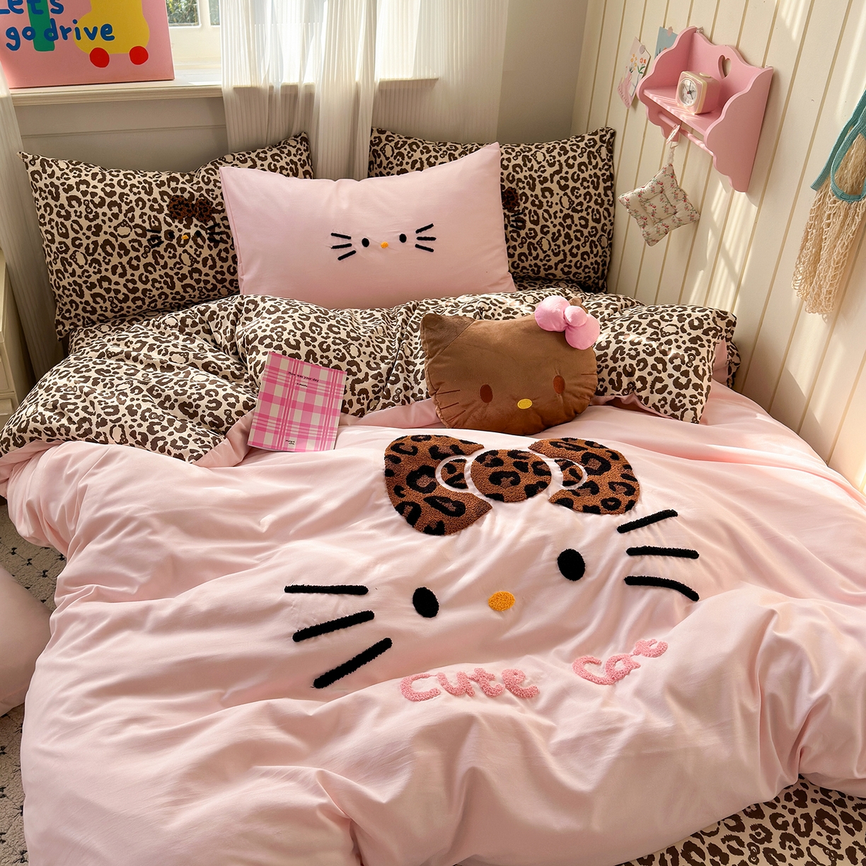 91家纺网 家纺一手货源 找家纺 暖芯优选 2026新款网红热款豹纹kitty毛巾绣床上四件套学生三件套 豹纹kitty-粉