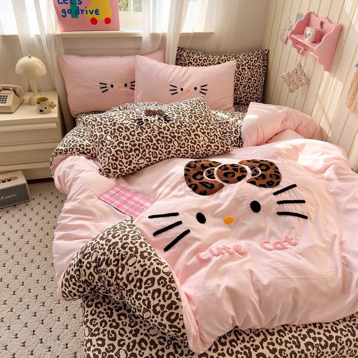 91家纺网 家纺一手货源 找家纺 暖芯优选 2026新款网红热款豹纹kitty毛巾绣床上四件套学生三件套 豹纹kitty-粉