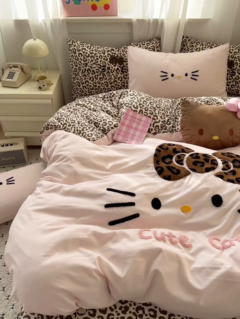 91家纺网 家纺一手货源 找家纺 暖芯优选 2026新款网红热款豹纹kitty毛巾绣床上四件套学生三件套 豹纹kitty-粉