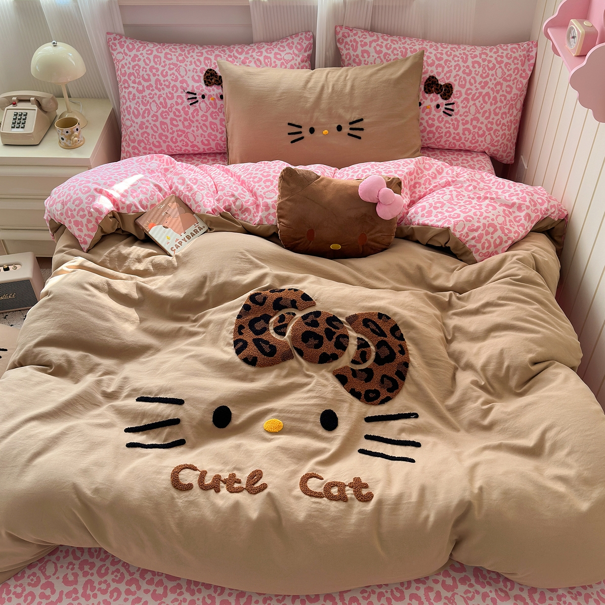 91家纺网 家纺一手货源 找家纺 暖芯优选 2026新款网红热款豹纹kitty毛巾绣床上四件套学生三件套 豹纹kitty-粉咖