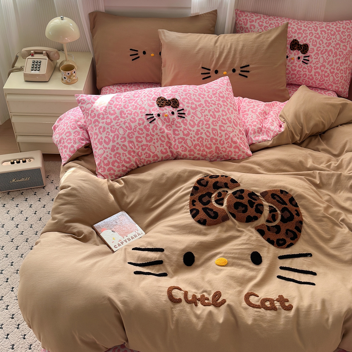 91家纺网 家纺一手货源 找家纺 暖芯优选 2026新款网红热款豹纹kitty毛巾绣床上四件套学生三件套 豹纹kitty-粉咖