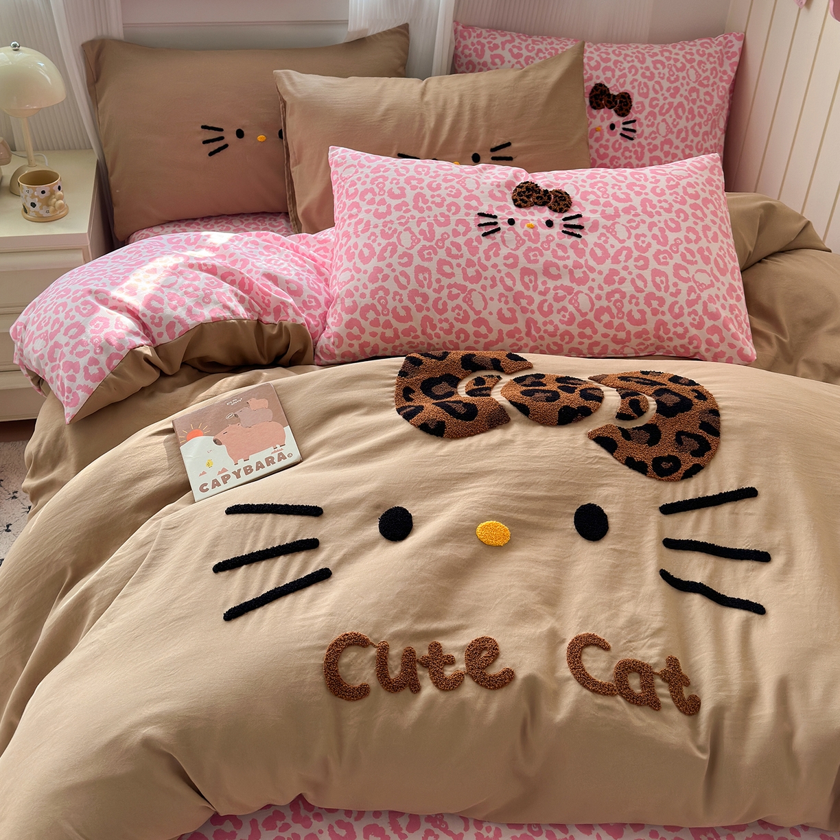 91家纺网 家纺一手货源 找家纺 暖芯优选 2026新款网红热款豹纹kitty毛巾绣床上四件套学生三件套 豹纹kitty-粉咖