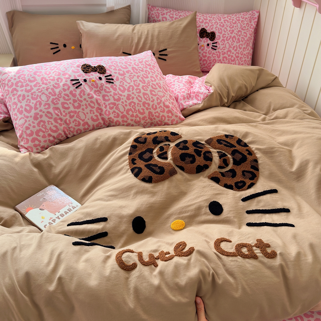91家纺网 家纺一手货源 找家纺 暖芯优选 2026新款网红热款豹纹kitty毛巾绣床上四件套学生三件套 豹纹kitty-粉咖