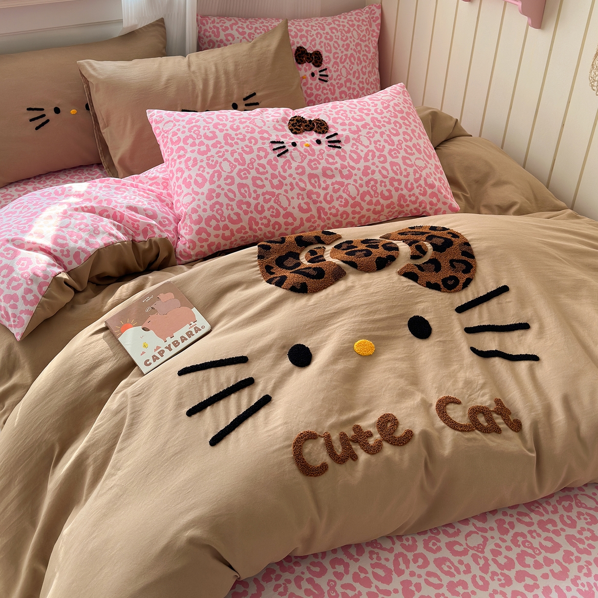 91家纺网 家纺一手货源 找家纺 暖芯优选 2026新款网红热款豹纹kitty毛巾绣床上四件套学生三件套 豹纹kitty-粉咖