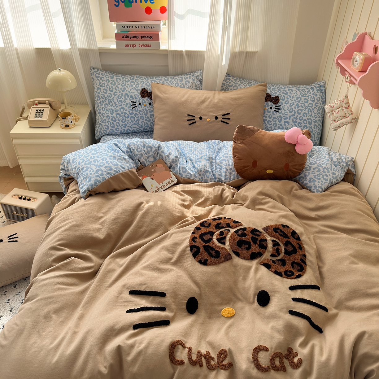 91家纺网 家纺一手货源 找家纺 暖芯优选 2026新款网红热款豹纹kitty毛巾绣床上四件套学生三件套 豹纹kitty-奶咖