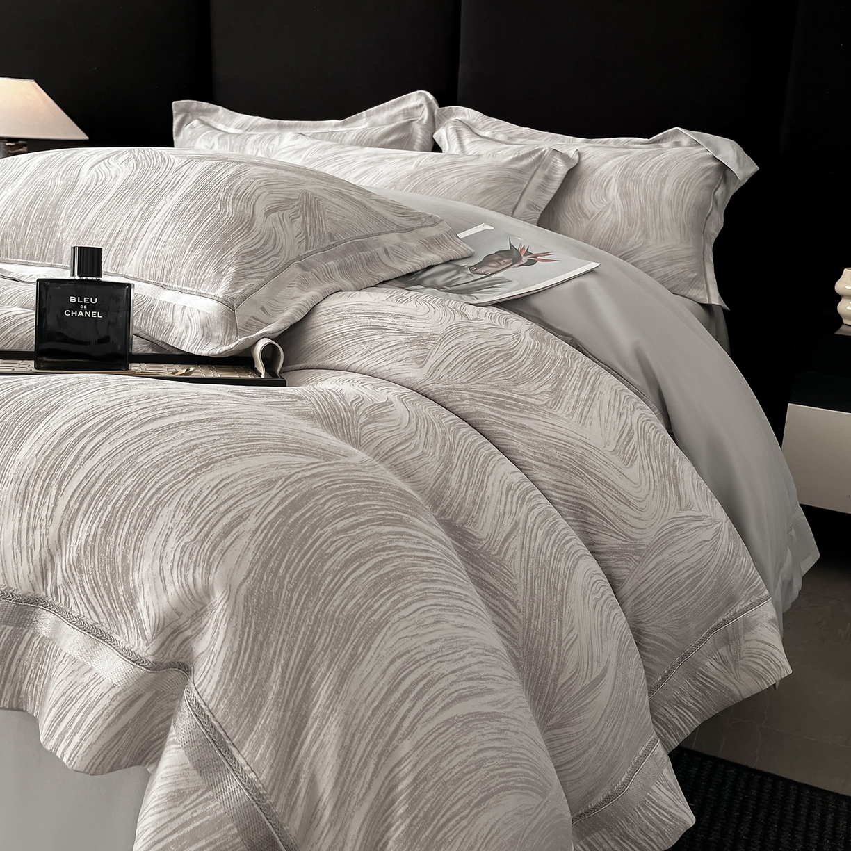 91家纺网 家纺一手货源 找家纺 置顶家纺 2026新款摩登天空亲肤磨毛提花系列四件套 摩登天空-绅士灰