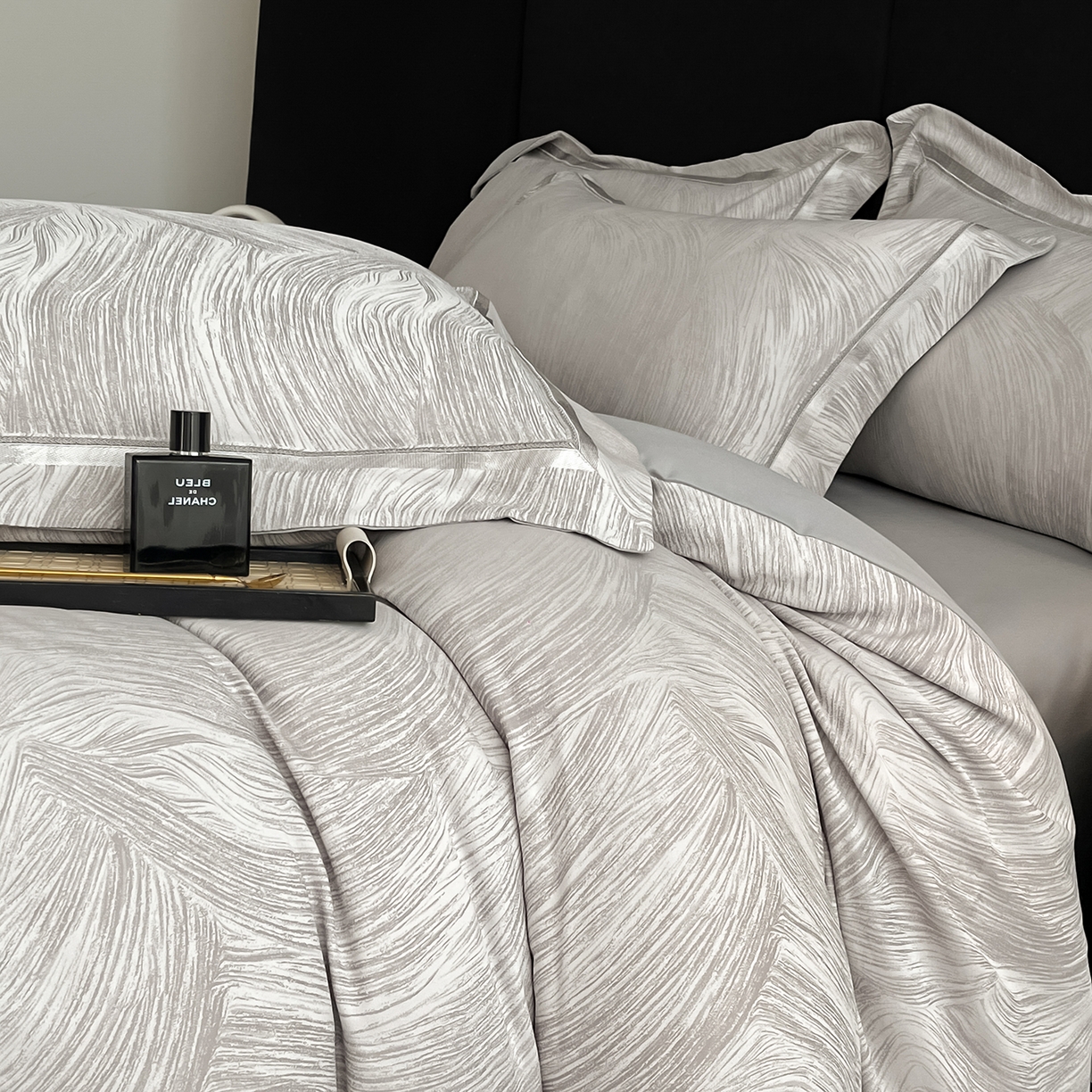 91家纺网 家纺一手货源 找家纺 置顶家纺 2026新款摩登天空亲肤磨毛提花系列四件套 摩登天空-绅士灰