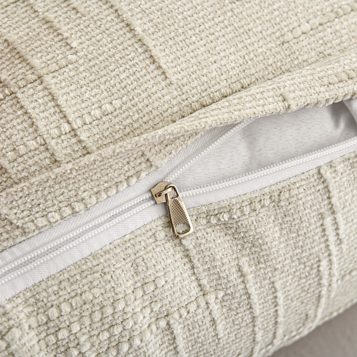 91家纺网 家纺一手货源 找家纺 美达人 2026新款高克重肌理麻靠枕纽扣床头靠枕靠垫 樱尔白